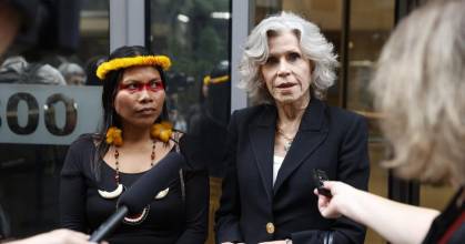 Jane Fonda y Eugenio Derbez se unen a campaña contra planes petroleros de Ecuador