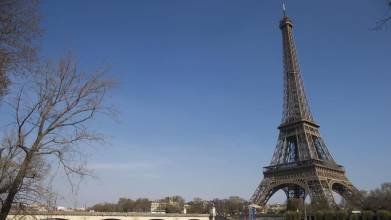 La torre Eiffel evacuada por cortocircuito en los ascensores