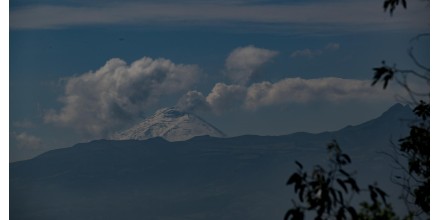 El Cotopaxi emana columna de 900 metros de vapor y poca ceniza