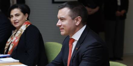 Emisión de bonos da alivio a Ecuador, pero persisten riesgos fiscales