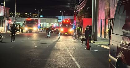 7 heridos y 2 vehículos dañados dejó estallido de artefacto explosivo en Quito