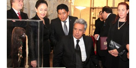 El Vaticano devuelve al presidente Lenín Moreno una tzanza, pieza arqueológica ecuatoriana