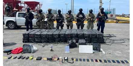 La Armada detuvo a 21 personas que navegaban con 3,2 toneladas de droga
