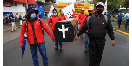 Cientos de trabajadores marchan en Quito