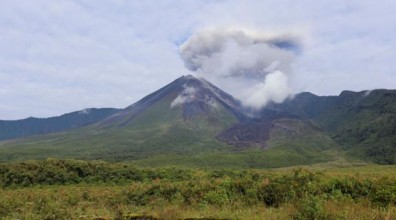 Volcán Reventador emana columnas de vapor y ceniza hasta de 1 000 metros