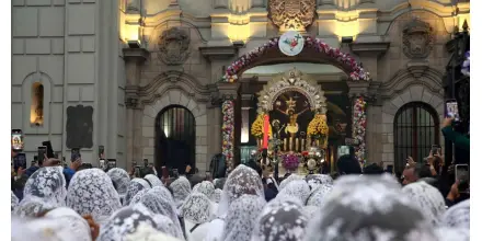 Miles de personas llenaron las calles de Lima para venerar al Señor de los Milagros