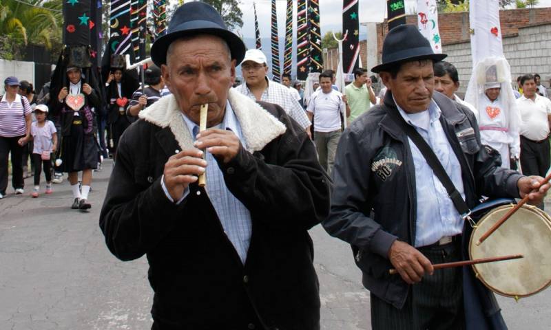 Los músicos que entonan el pingullo y el tambor mama convocan desde hace décadas a la gente a importantes celebraciones como el Inti Raymi / Foto: EFE