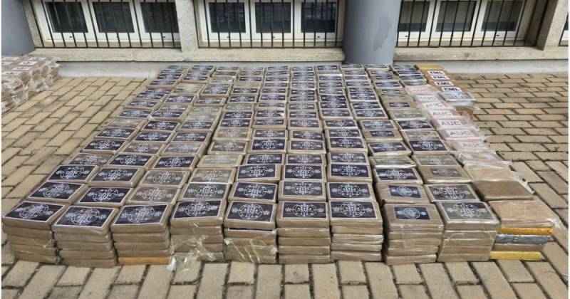 Los agentes intervinieron 873 kilos de cocaína y detuvieron a cinco hombres / Foto: cortesía Policía España