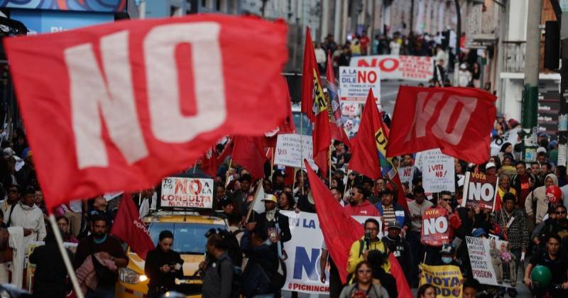 La marcha tuvo lugar a cuatro días del referéndum convocado por el presidente Daniel Noboa / Foto: EFE