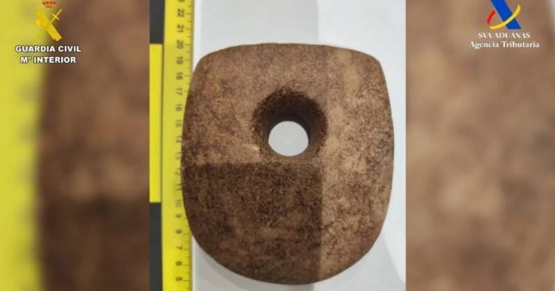 En una de las maletas inspeccionadas, los agentes localizaron cinco piezas de diferentes tamaños y formas / Foto: EFE