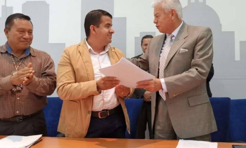 El alcalde de Archidona, Andrés Bonilla (izq.) y el gerente de la Empresa Metropolitana de Agua Potable y Saneamiento, Carlos Uriarte, firmaron el convenio. Foto: El Telégrafo