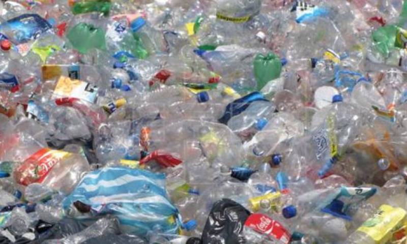 Imagen referencial. Por 15 botellas plásticas un usuario de la Metrovía en Guayaquil puede pagar su pasaje. Foto: El Comercio