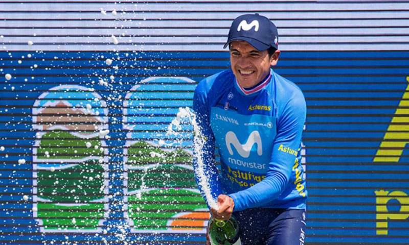 El ciclista ecuatoriano Richard Carapaz celebra en el podio su segundo título del Tour Mundial de Ciclismo, tras ganar por segundo año en Asturias. Foto: El Telégrafo
