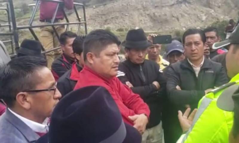 Comuneros, liderados por Jaime Vargas, intentaron impedir la entrada de brigadas de Toda Una Vida a Tigua. - Foto: Twitter / @IvanGrandaM