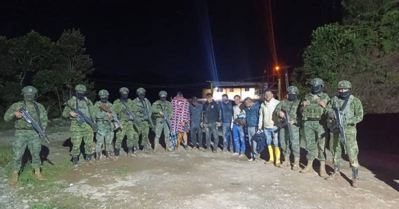 Se presume que estas personas están relacionadas con actividades de minería ilegal / Foto: cortesía Ejército ecuatoriano