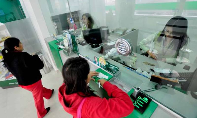 La medida, señala la Superintendencia de Bancos, es para precautelar la salud. Foto: La Hora
