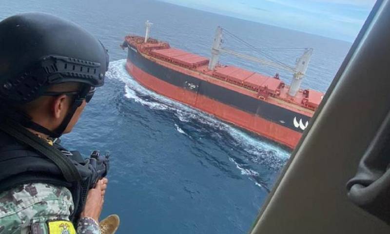 Un helicóptero de la Armada divisó un buque carguero de bandera panameña de nombre "HSL MEXICO" que "ingresó por el oeste del archipiélago de Galápagos / Foto: cortesía Armada de Ecuador