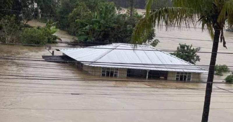 Los militares y los bomberos colaboran en las tareas de evacuación de familias / Foto: cortesía Ejército ecuatoriano