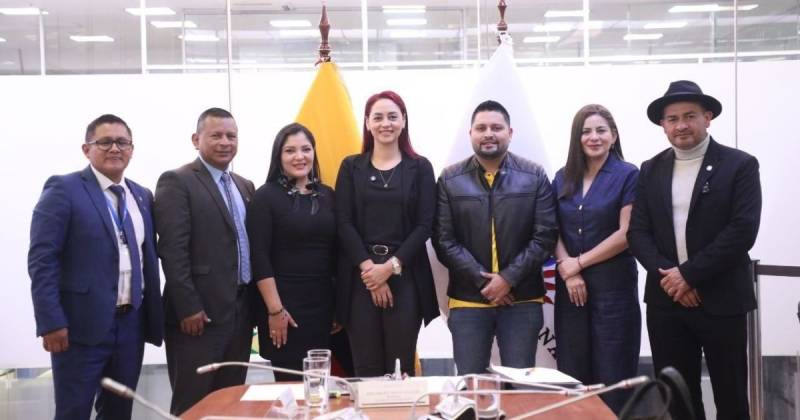 Ana Belén Tapia (centro) es asambleísta de Napo por ADN / Foto: cortesía Asamblea Nacional
