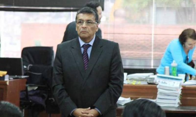 El excomandante Tamayo aparece en medio de la sala de audiencias. Foto: Paúl Rivas / EL COMERCIO 
