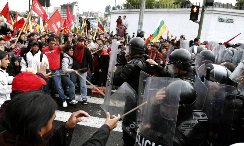 Manifestantes se enfrentan a la policía antidisturbios durante una marcha en protesta contra las políticas que, según ellos, provocarán una mayor explotación minera en la región amazónica en 2012. Fotógrafo: Pablo Cozzaglio/AFP/Getty Images