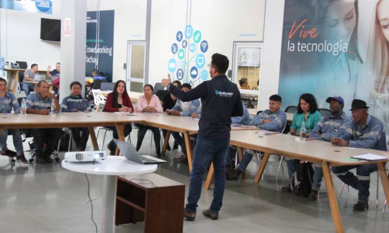 Un funcionario de BanEcuador brinda una charla en el Coworkig Yachay, en una actividad de Siembra EP, el 13 de enero de 2020. - Foto: Siembra EP