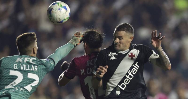 El arquero argentino Guido Villar, de Independiente del Valle, fue la figura del partido / Foto: EFE