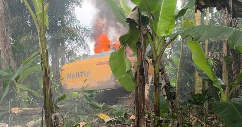Durante la intervención se destruyeron dos excavadoras. / Foto: cortesía