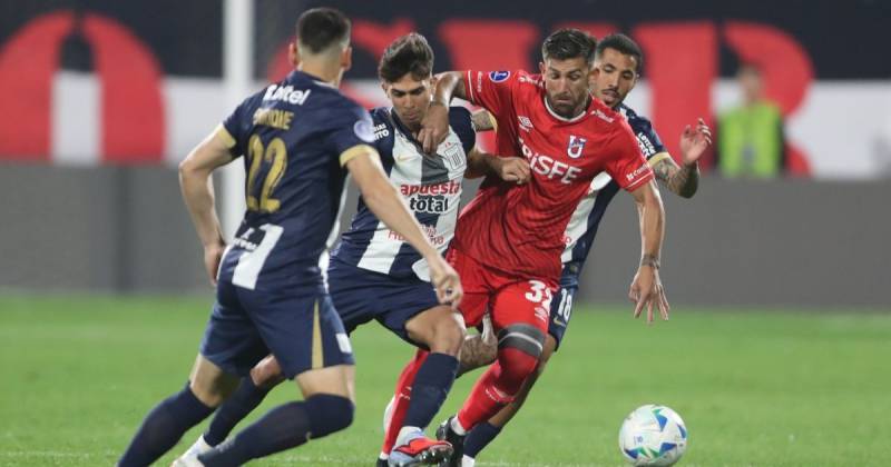 El uruguayo Mauricio Alonso tuvo una clara opción de gol frente a Alianza Lima / Foto: EFE