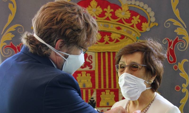España condecora a primera directora de la Academia Ecuatoriana de la Lengua / Foto: EFE
