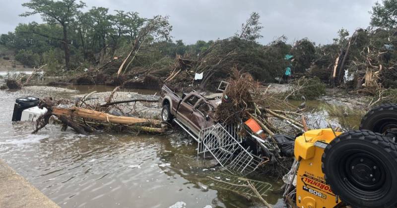 Desde la madrugada del viernes, equipos de rescate y voluntarios están recorriendo las regiones afectadas en búsqueda de víctimas / Foto: EFE