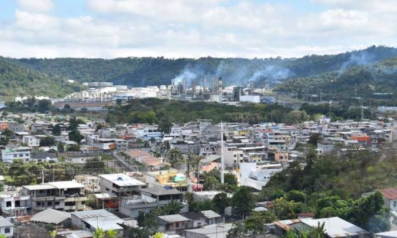 PANORÁMICA. Desde uno de los barrios altos del sur de la ciudad de Esmeralda se logra observar cómo, literalmente la refinería quedó dentro de la zona poblada. Foto: La Hora