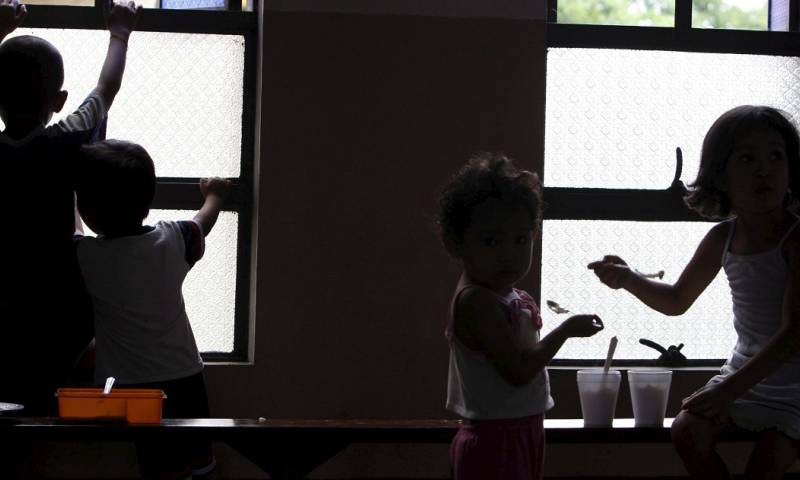 El 50 % de menores en Ecuador "sufren en sus hogares de maltrato físico y psicológico" y unos 252.000 niños están fuera del sistema escolar / Foto: