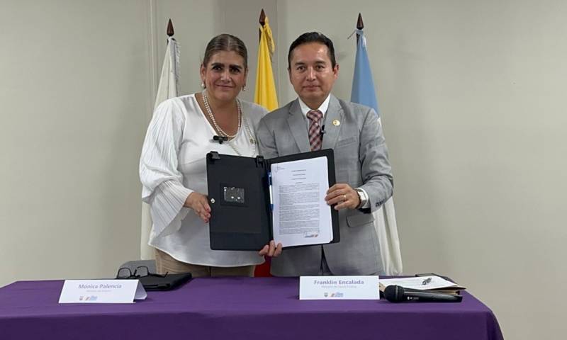 El 12 de junio, Franklin Encalada y la ministra del Interior, Mónica Palencia, firmaron un acuerdo de seguridad para los hospitales / Foto: cortesía Ministerio del Interior