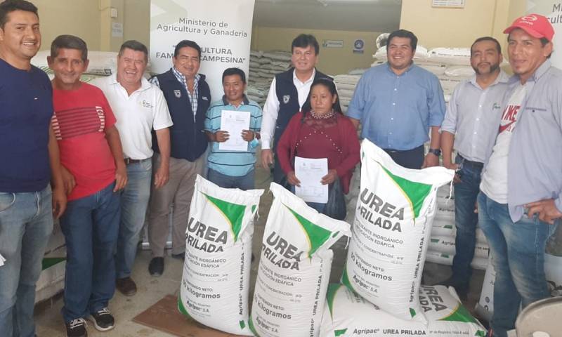 28 familias productoras de cacao, plátano y maíz del cantón Yantzaza, recibieron 84 sacos de urea subvencionada / Foto: cortesía ministerio de Agricultura