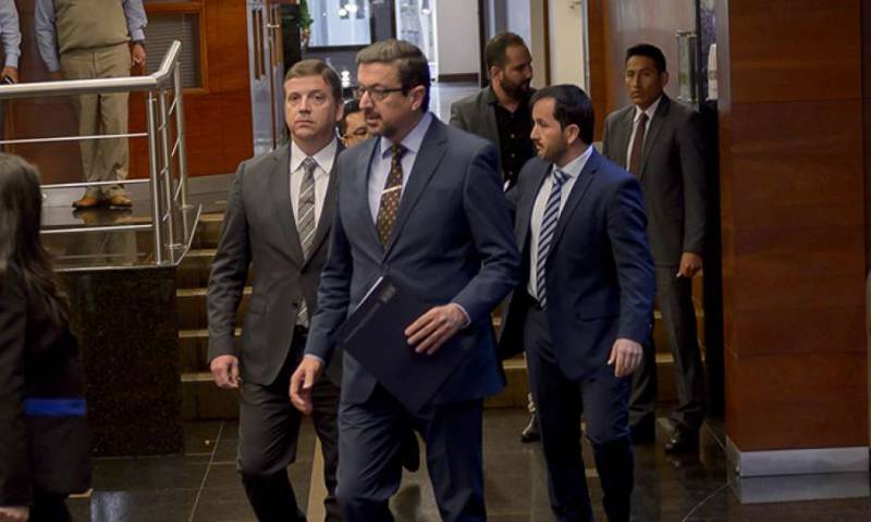 El procurador Íñigo Salvador sale de la reunión junto al representante de Odebrecht, Félix Martins, con quien trató el monto de la reparación. Foto: El Telégrafo