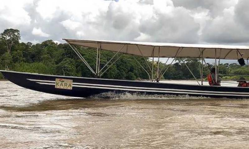 El bote fue trasladado en una plataforma y después fue empujado por 30 personas hasta el río. Foto: El Comercio