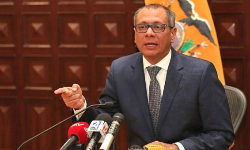 Fotografía cedida por la Vicepresidencia de Ecuador que muestra al vicepresidente Jorge Glas mientras comparece en rueda de prensa el martes 1 de agosto de 2017, en Quito (Ecuador).