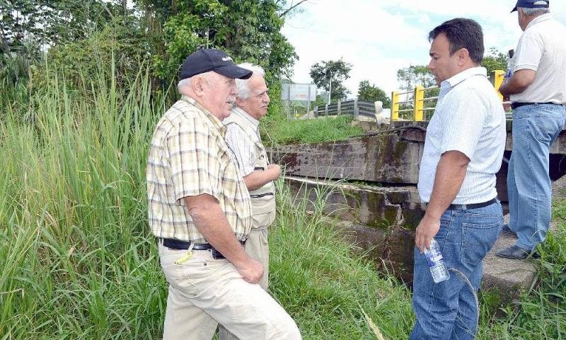 El alcalde de Yantzaza, Bladimir Armijos, conversa con técnicos del MTOP. 