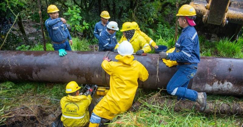 El aluvión desplazó la tubería veinte metro de su eje / Foto: cortesía Petroecuador 