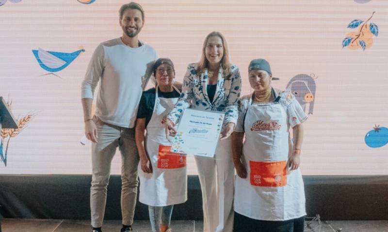 El ministro de Turismo, Niels Olsen, estuvo en el Mercado 24 de Mayo de Otavalo / Foto: cortesía Ministerio de Turismo
