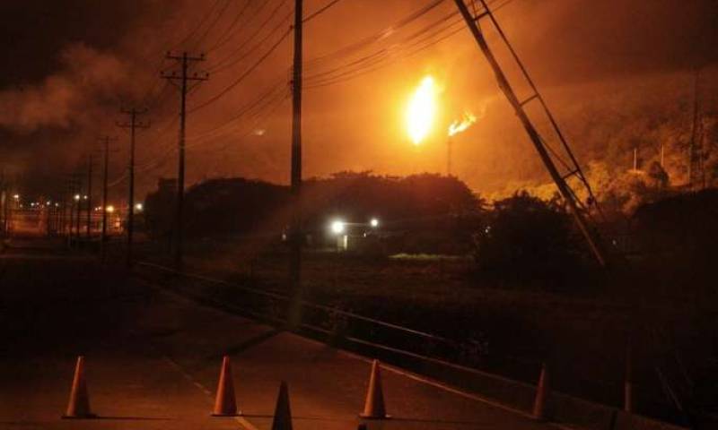 CAMBIO. Una de las intervenciones que se harían para reducir la contaminación externa de la refinería sería en las dos teas. Foto: La Hora