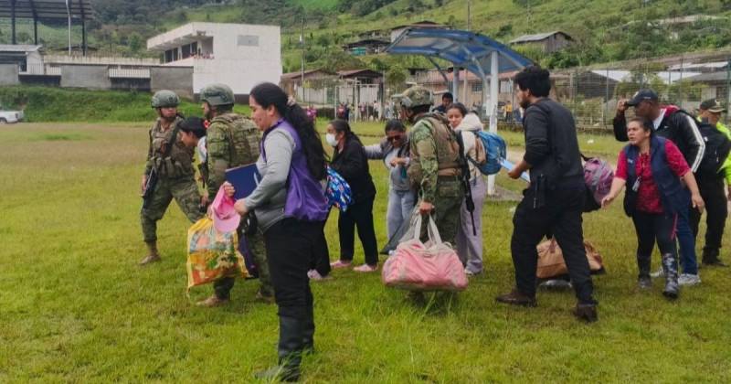 34 personas quedaron atrapadas en la vía Santa Bárbara-Rosa Florida / Foto: cortesía Ejército ecuatoriano