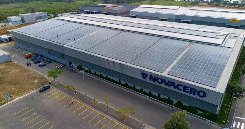 Tras la inauguración de esta planta, Novacero ya piensa en instalar más paneles en la sede que tiene en Quito / Foto: EFE