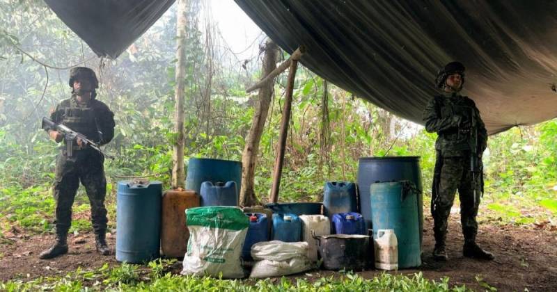 Las autoridades incineraron más de 11,000 galones de precursores líquidos y 1.5 toneladas de insumos sólidos / Foto: cortesía Ejército de Colombia