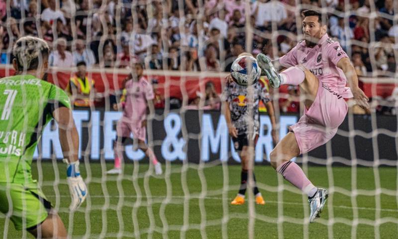 Pese a que no es la primera vez que la MLS cuenta con estrellas internacionales, el furor que está desatando Messi, dentro y fuera del estadio, no tiene comparación / Foto: EFE