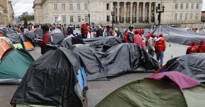 Los manifestantes llegaron a Bogotá e instalaron sus carpas frente a la Catedral Primada de Colombia / Foto: EFE