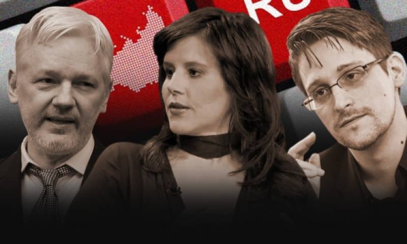 Estos tres jóvenes Julián Assange, Eva Golinger y Edward Snowden tienen dos cosas en común: trabajan para el aparato mediático ruso y tienen una estrecha relación con el Ecuador. Foto: Plan V