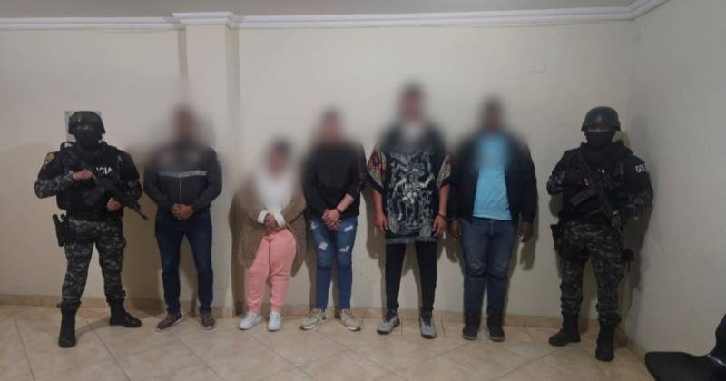 La Policía se incautó de tres computadoras portátiles, cinco teléfonos celulares, un chaleco de la Policía y documentos / Foto: cortesía Policía Nacional
