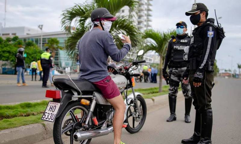 En Manta, miembros de la Policía controlan la circulación en el sector del malecón el 24 de abril de 2020. - Foto: Municipio de Manta